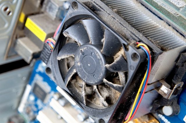 How to Clean the Inside of a Computer | Crucial.com